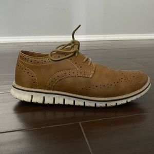 Steve Madden boys shoes. Size 5.